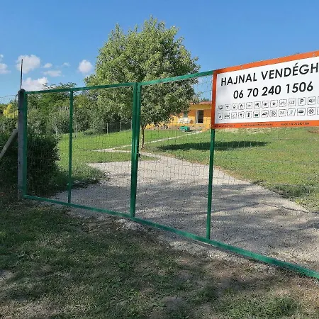 Hajnal Vendeghaz A Tavaknal 게스트하우스 Sarkeresztes
